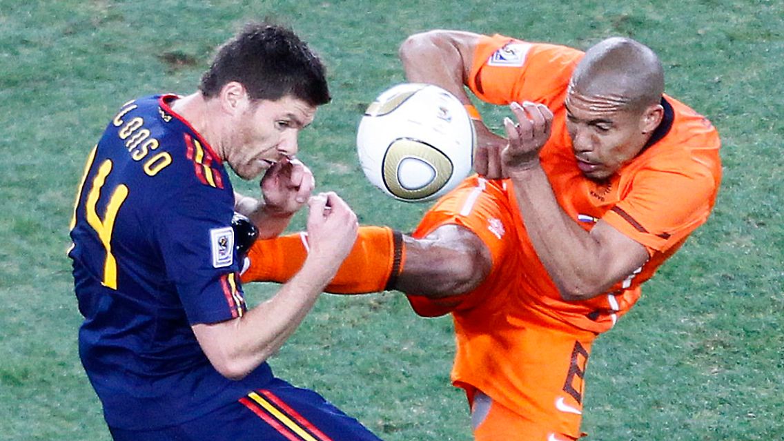 Dafür gab's nur Gelb: Der Niederländer Nigel de Jong steigt gegen Spaniens Xabi Alonso ein.