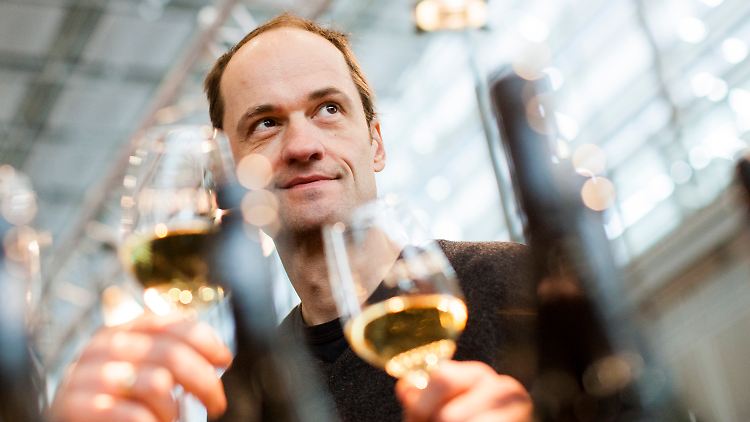Tote-Hosen-Gitarrist Michael Breitkopf trinkt den bandeigenen Wein "Weißes Rauschen".