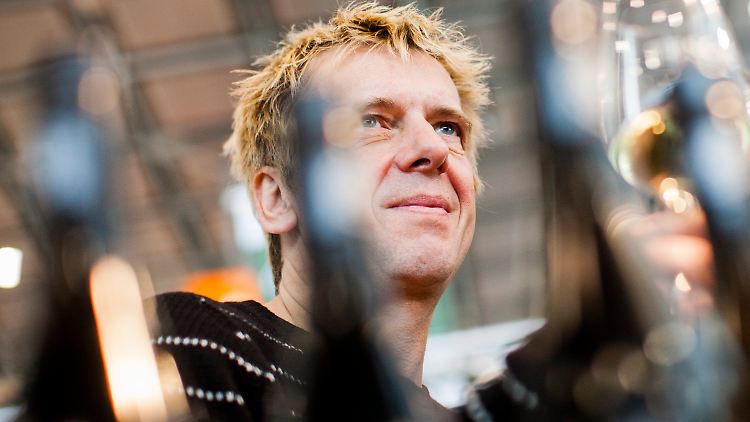 Andreas Meurer, Bassist der Toten Hosen, prostet mit Wein zu.