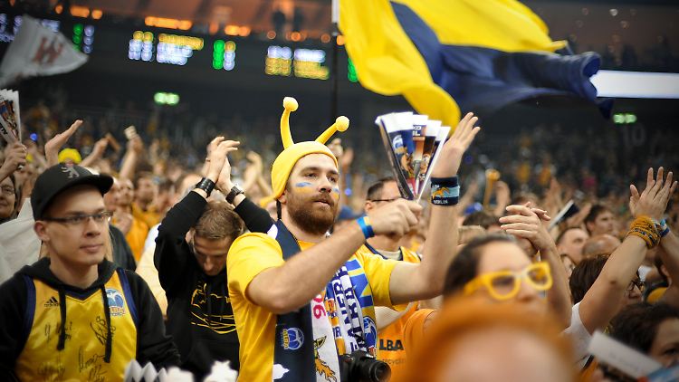 Berliner Fans feuern ihr Team an.