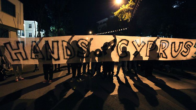 In Nikosia gingen erneut Zyprer auf die Straße und demonstrierten gegen die EU.