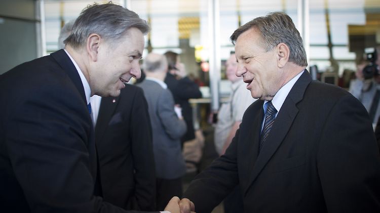 Berlins Bürgermeister Wowereit begrüßt "Mr. Tegel" Mehdorn.