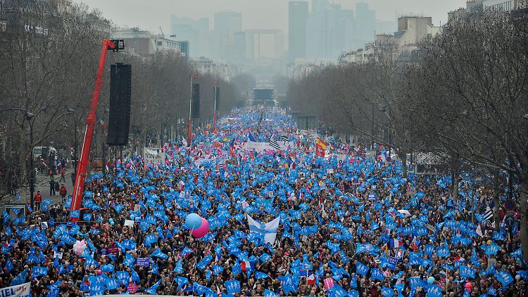 Es ist bereits die zweite Großdemonstration in Paris gegen die Homoehe in diesem Jahr.