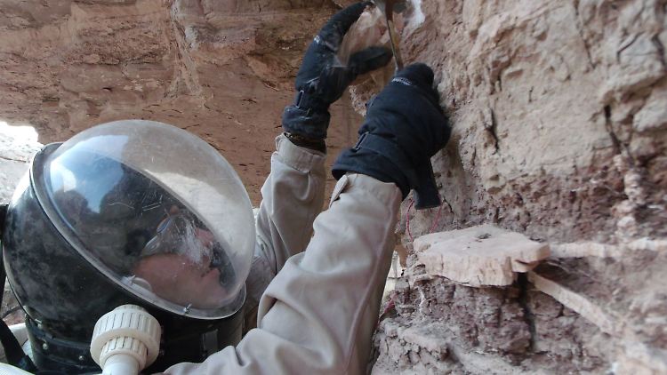Der Bremer Forscher Volker Maiwald entnimmt in Hanksville (Utah) in der Wüste in einem Raumanzug Gesteinsproben. 