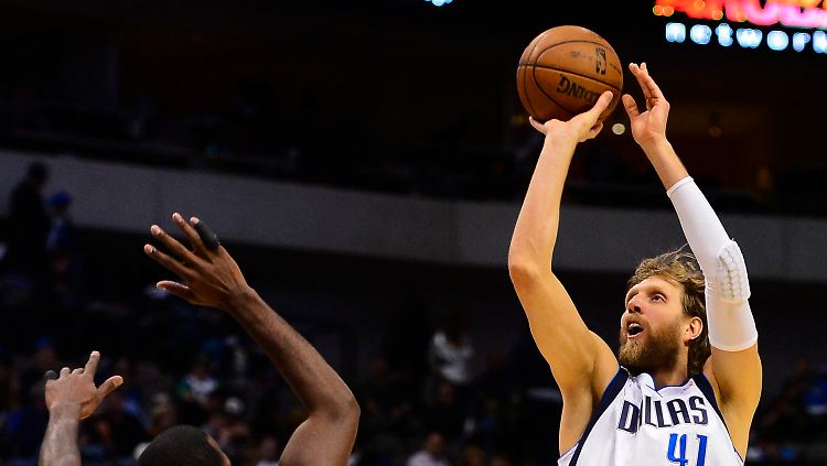 Nowitzki wirft - Treffer!