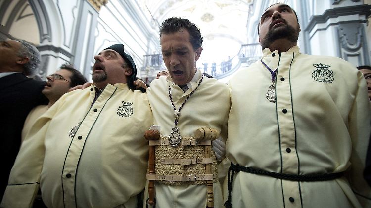 Antonio Banderas mit anderen Mitgliedern der Bruderschaft "'Reales Cofradias Fusionadas" in Malaga.