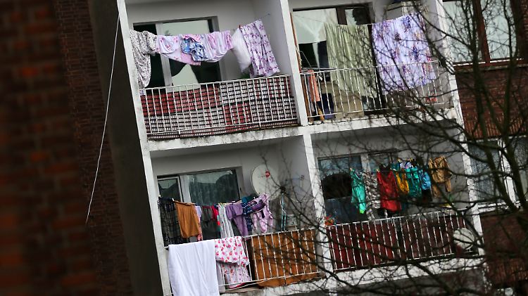 Mitten im bürgerlichen Duisburg-Rheinhausen. An den Balkonen des Duisburger "Problemhauses" hängt die Wäsche seiner Bewohner.