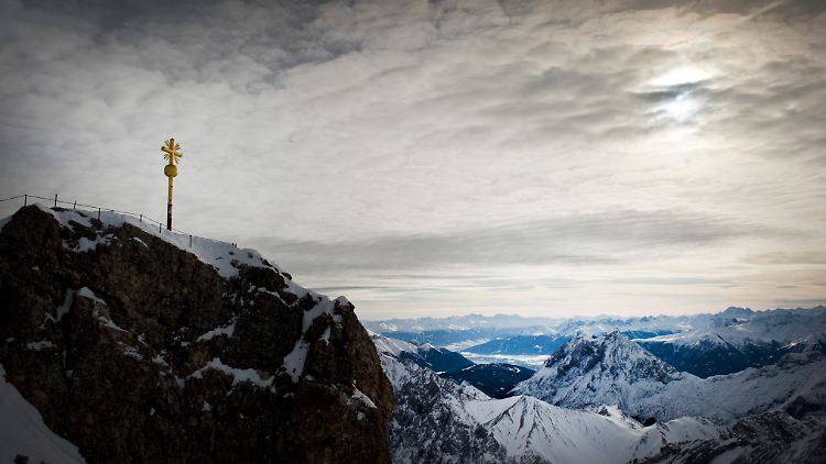 Deutschlands höchster Gipfel: die Zugspitze. Dort kocht das Wasser schon bei etwa 90 Grad Celsius.