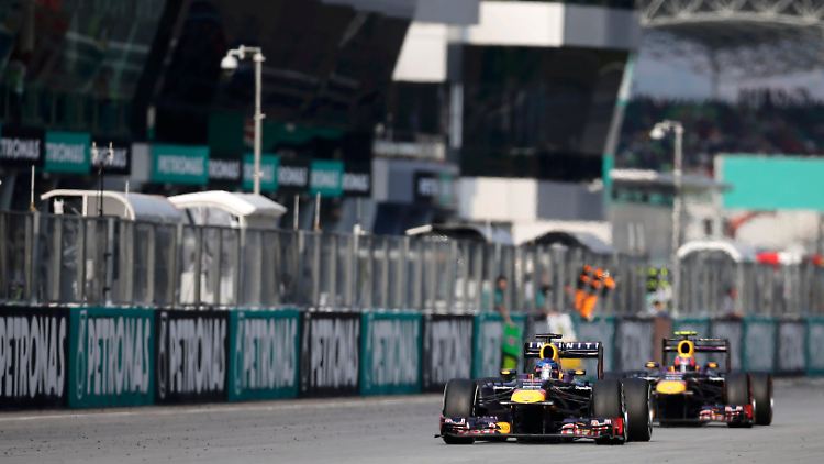 In Runde 46 überholt Sebastian Vettel seinen Stallkollegen - und zieht damit den Zorn des Australiers auf sich.