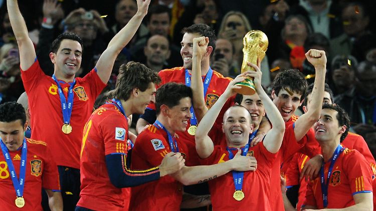 So strahlen Sieger: Die spanischen Fußballer feiern den Weltmeistertitel. Und wer darf den Pokal halten? Andrés Iniesta natürlich.