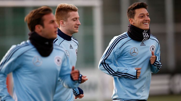 Götze, Özil, Reus, Müller - Löw will die "kasachische Wand" wieder mit einem Wusel-Angriff knacken.