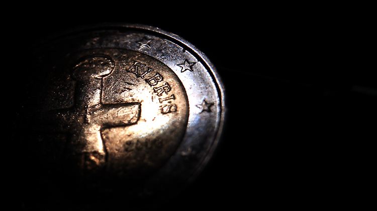 Der Euro rollt noch nicht wieder in Zypern. Die Banken des Landes bleiben auch am Dienstag noch geschlossen.