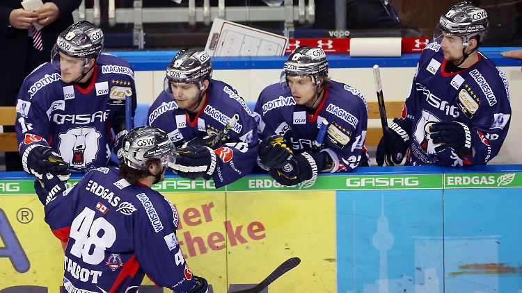 Lange Gesichter bei den Eisbären: Nach der Heimklatsche gegen Hamburg droht das frühe Aus im Meisterschaftsrennen.