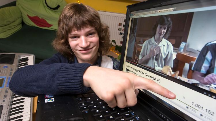 Internetstar Fritz Wagner zeigt auf die Klickzahlen.