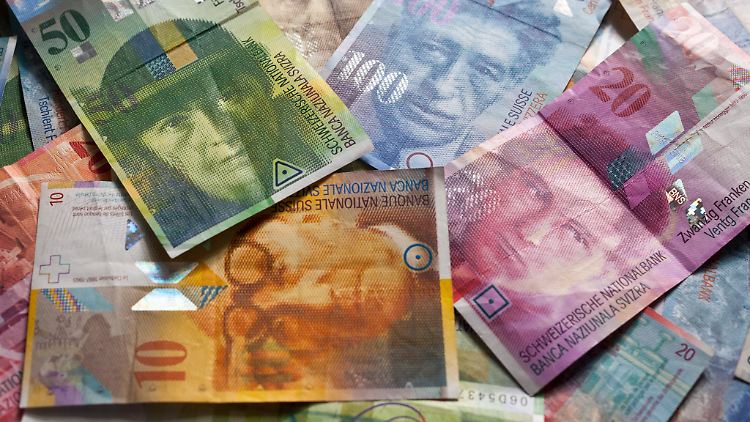 Laut der Notenbank beträgt die Lebensdauer einer Banknotenserie rund 15 Jahre. Die aktuellen, zwischen 2016 und 2019 herausgegebenen Scheine haben dann etwa die Hälfte davon hinter sich. 