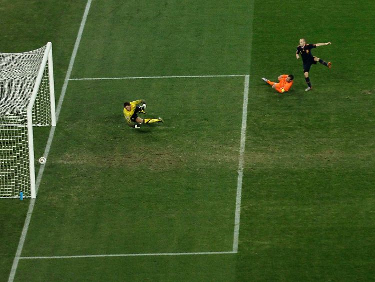 Das Siegtor: Andres Iniesta überwindet Marten Stekelenburg in der 116. Minute zum 1:0 für Spanien.