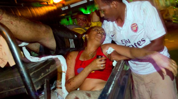 Ein verletzte Frau nach den Anschlägen im äthiopischen Viertel von Kampala.