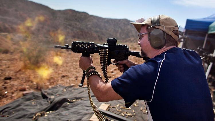 Beliebter Volkssport in den USA: Das Hantieren mit der eigenen Waffe.