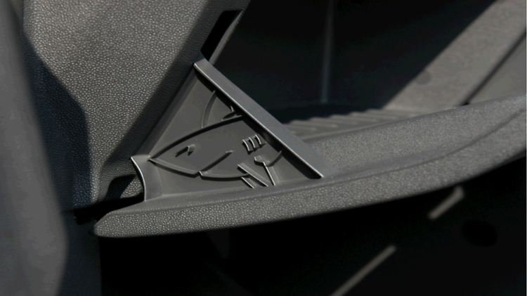 Einige Opel Corsa-Fahrer werden ihn bis jetzt übersehen haben: den Hai im Handschuhfach.