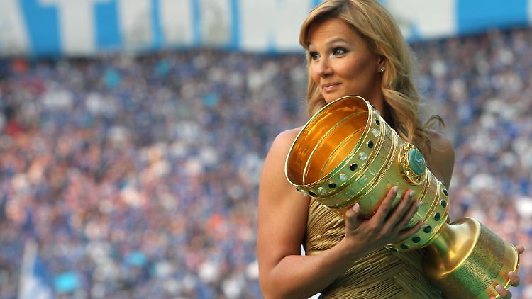 Franziska van Almsick brachte den Pokal in der Sasion 2010/11 ins Stadion.