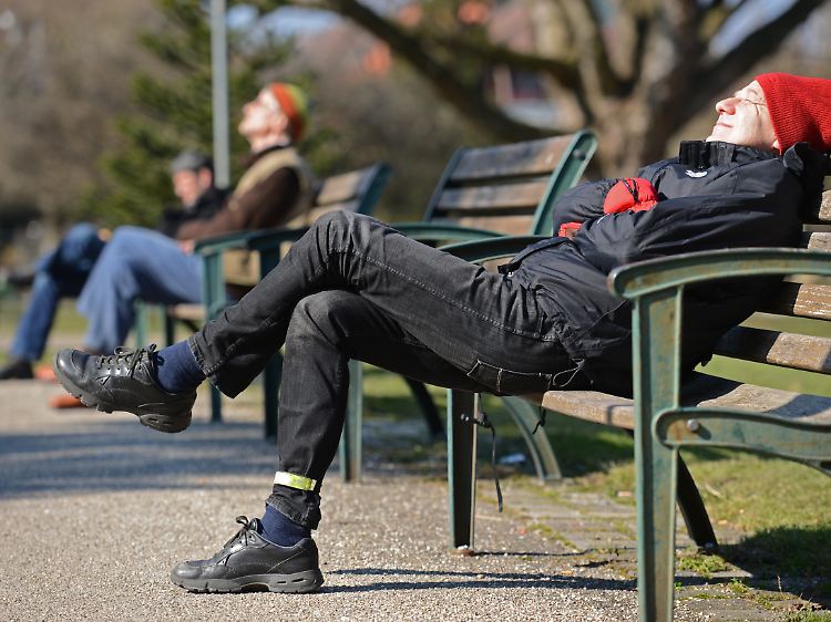 Auch wenn ein Sonnenbad im Winter das Gemüt aufhellt. Zur Vitamin-D-Bildung im Körper taugt es nicht.