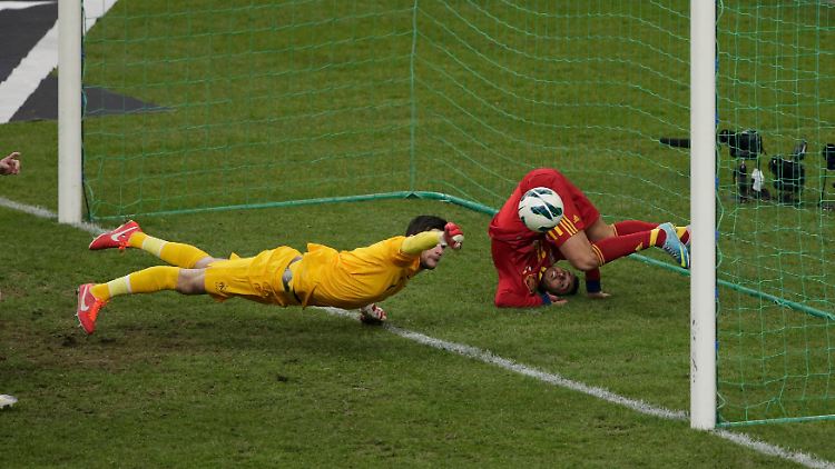 Frankreichs Keeper Hugo Llorisstreckt sich vergebens nach dem Ball von Spaniens Pedro. Der landet mit dem Spielgerät im Tor.