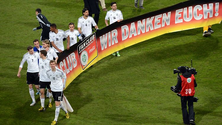 Gut erzogen: DFB-Elf bedankt sich bei den Fans.