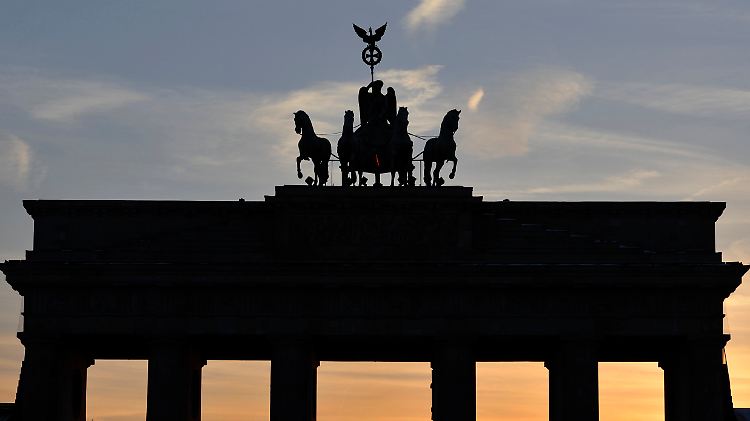 Die Silhouette des Brandenburger Tors dieser Tage bei Sonnenuntergang.