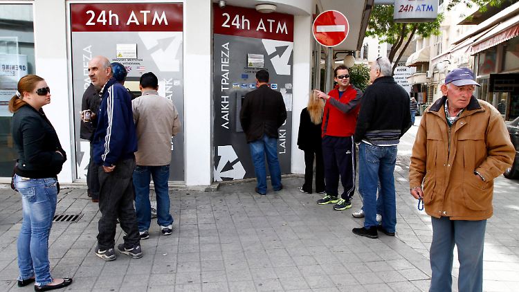 Schlange vor einer Bank auf Zypern: Müssen nach der Zwangsenteignung nun auch Sparer im Rest Europas um ihr Geld zittern?