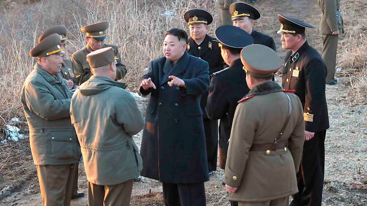 Kim spricht mit Generälen seiner Armee unweit der Grenze zu Südkorea.