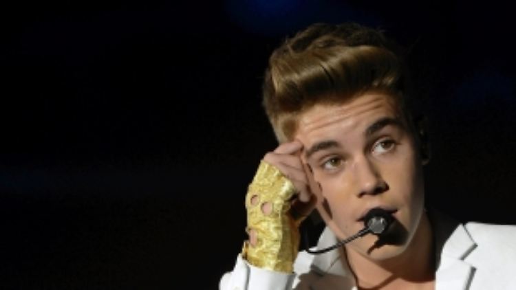 Der kanadische Sänger Justin Bieber wurde entdeckt, nachdem er Videos auf Youtube eingestellt hatte.