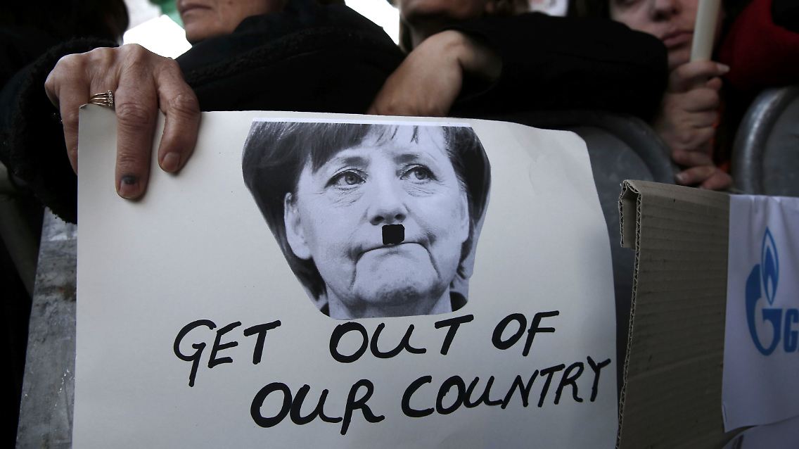 Kaum eine Massendemonstration in Nikosia, Lissabon, Madrid, Rom oder Athen kommt ohne ein Plakat aus, das Merkels Konterfei mit aufgemaltem Hitler-Bärtchen zeigt.