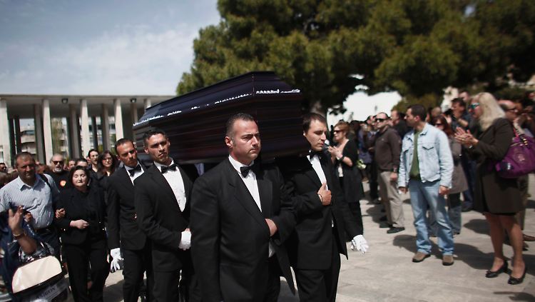 Beerdigung des 77-jährigen Apothekers Dimitris Christoulas im April 2012 in Athen. Christoulas hatte sich auf dem Syntagma-Platz erschossen.