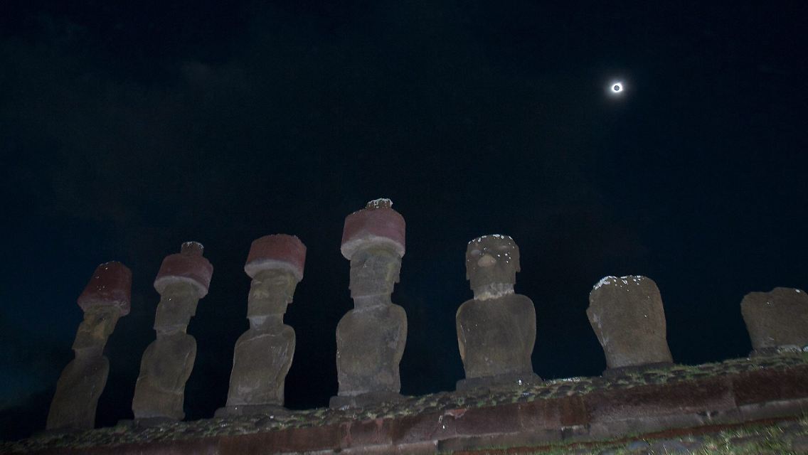 Die Moais -Steinstatuen auf den Oserinseln im Schatten des Mondes.