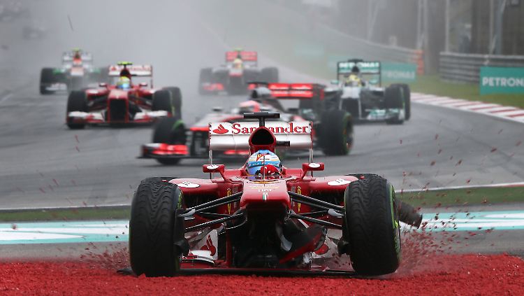 Nach einem Schaden am Frontflügel war der zweite WM-Lauf für Fernando Alonso sehr früh beendet.