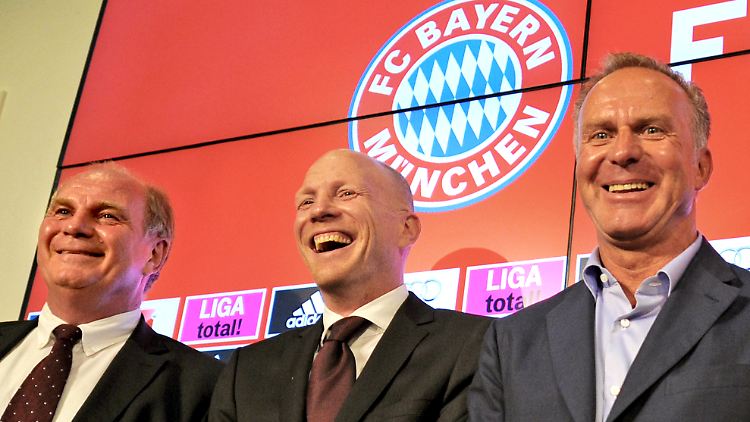 Einfach glücklich: Uli Hoeneß, Matthias Sammer und Karl-Heinz Rummenigge.