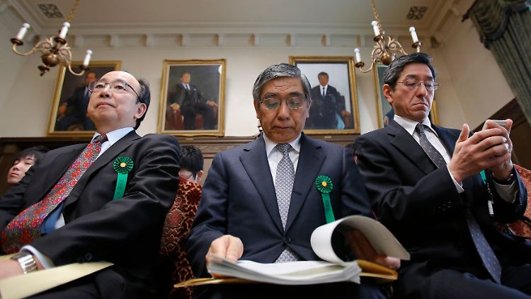 An der Spitze Bank of Japan: Japans oberster Währungshüter Haruhiko Kuroda vor dem Finanzausschuss (M.).