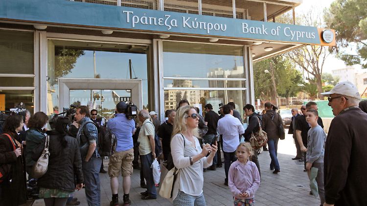 Der befürchtete Massenansturm auf Zyperns Banken bleibt zunächst aus: Vor den Banken drängeln sich mehr Reporter als Anleger.