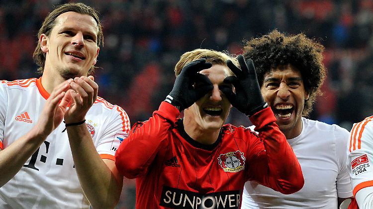 Ja, wo laufen sie denn? Die Münchner Daniel van Buyten, Bastian Schweinsteiger und Dante feiern ihren jüngsten Sieg in Leverkusen. Und suchen die Verfolger mit dem Fernglas.