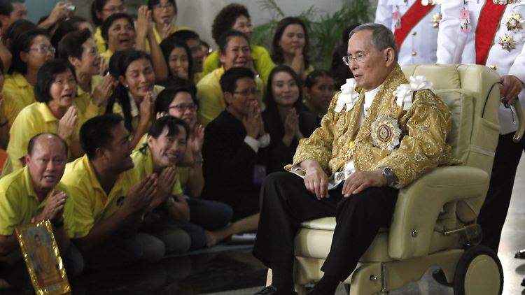 Diese Gesten seiner Untertanen sind König Bhumibol angemessen.
