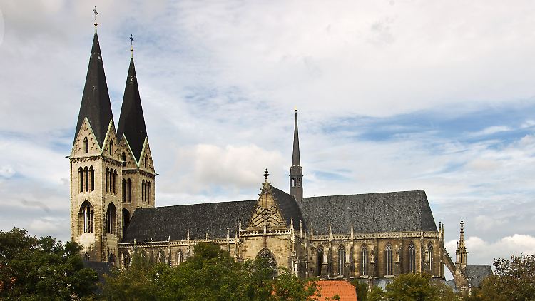 Der doppeltürmige Dom "Sankt Stephanus und Sankt Sixtus" in Halberstadt.