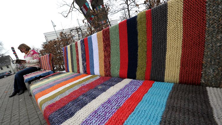 In immer mehr Städten schmücken "Guerilla-Stricker" die Straßen mit bunter Wollkunst.