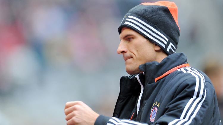 So sah man ihn zuletzt häufiger: Mario Gomez in dicker Jacke und Mütze statt im Bayerntrikot auf dem Platz.