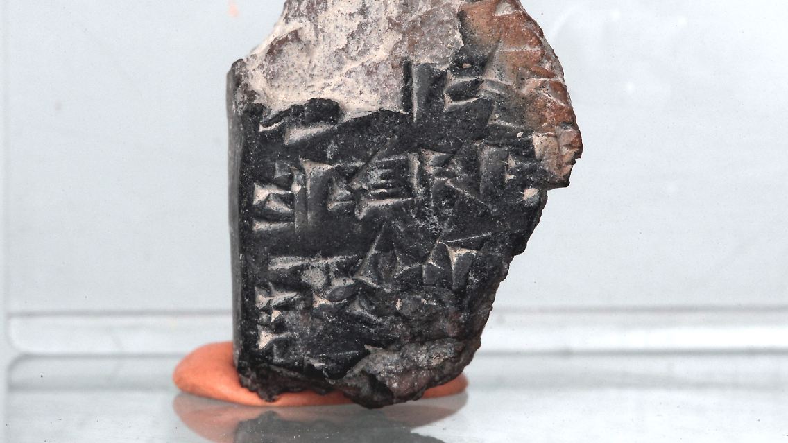 Die Zeichen auf der Tonscherbe sind in Akkadisch, der damaligen "Weltsprache" verfasst.