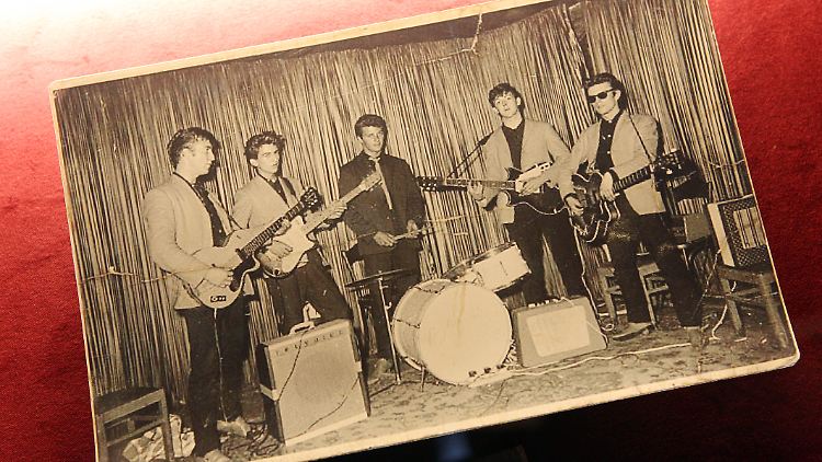 Dieses Bild zeigt die Beatles bei ihrem ersten - von Williams vermittelten - Auftritt im Club Indra in Hamburg.