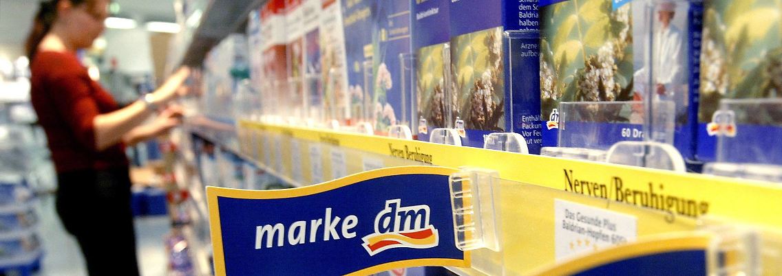 Auch die Drogeriemarktkette "dm" generiert ein Gros ihres jährlichen Milliarden-Umsatzes mit Eigenmarken.