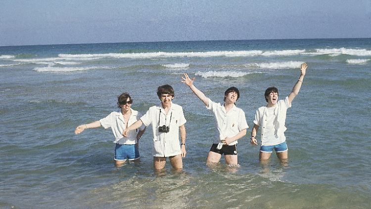 Die Beatles am Strand von Nassau (Bahamas) bei Dreharbeiten zu "Help!" im Februar 1965.