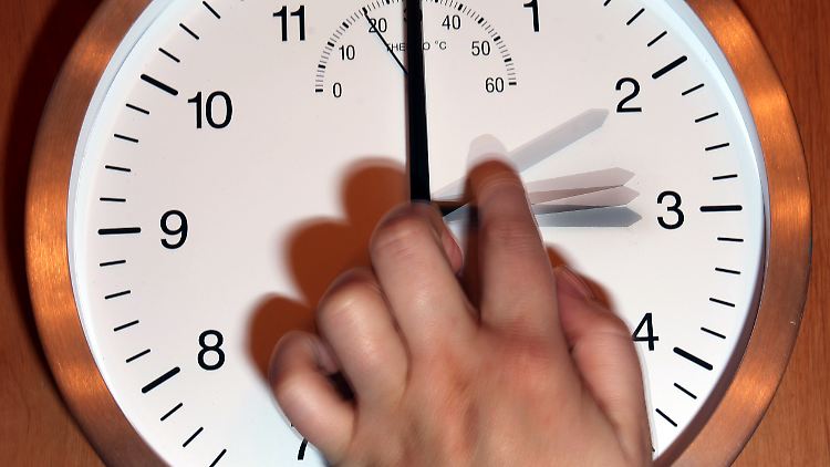 Wer hat an der Uhr gedreht?, heißt es in einem Kinderlied zum Zeichentrickfilm mit Paulchen Panther.