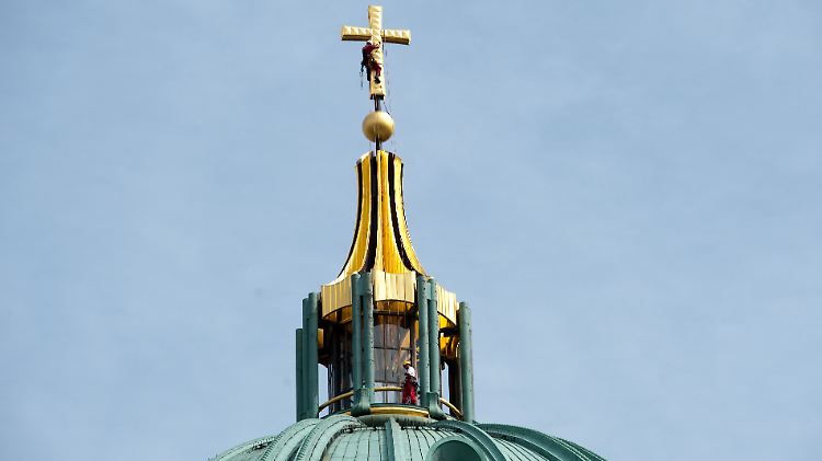 Die jüngste größere Restauration des Kuppelkreuzes des Berliner Doms kostete rund 700.000 Euro. Es kamen 1,5 Kilogramm Blattgold zum Einsatz.