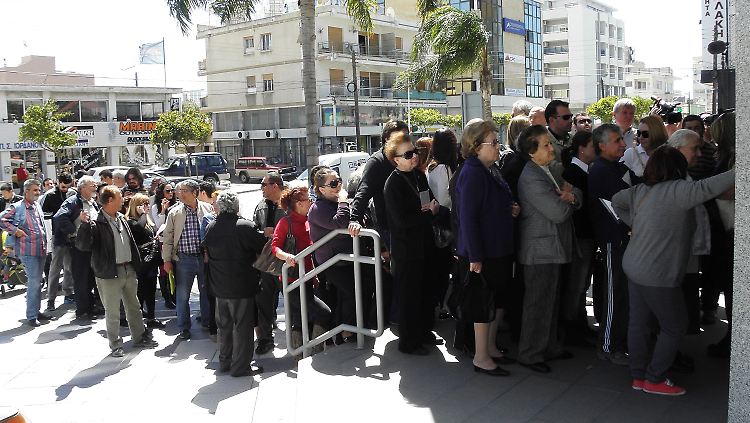 Schlange vor einer Bank in Limassol.